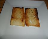 Foto del paso 1 de la receta: Salchicha de cerdo sobre tostadas con vinagreta de tomates frescos