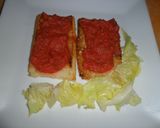 Foto del paso 3 de la receta: Salchicha de cerdo sobre tostadas con vinagreta de tomates frescos