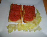 Foto del paso 3 de la receta: Salchicha de cerdo sobre tostadas con vinagreta de tomates frescos