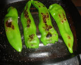 Foto del paso 1 de la receta: Bocadillo de pimientos verdes y queso blanco