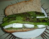Foto del paso 3 de la receta: Bocadillo de pimientos verdes y queso blanco