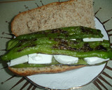Foto del paso 3 de la receta: Bocadillo de pimientos verdes y queso blanco