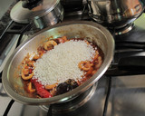 Foto del paso 3 de la receta: Arroz con calamares y pimientos