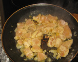 Foto del paso 3 de la receta: Pollo al curry con cebollas en cazuela