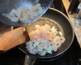 Foto del paso 3 de la receta: Revuelto de gulas con gambas