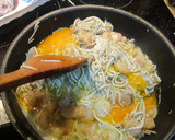 Foto del paso 4 de la receta: Revuelto de gulas con gambas