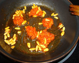 Foto del paso 1 de la receta: Canapés de sobrasada con piñones y miel