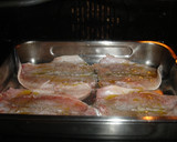 Foto del paso 3 de la receta: Lubina al horno con salsa de calamares y gambas