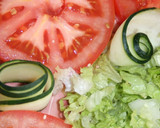 Foto del paso 2 de la receta: Ensalada sencilla de aguacate, tomate y queso cotagge
