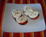 Foto del paso 3 de la receta: Tostas de mozzarella fresca a la albahaca