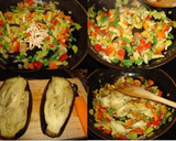 Foto del paso 4 de la receta: Berenjenas rellenas de verduras, dátiles y piñones