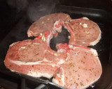 Foto del paso 4 de la receta: Chuletas de cerdo con ensalada de repollo al queso