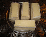 Foto del paso 3 de la receta: Canapés de queso brie y mermelada de frambuesa