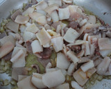 Foto del paso 4 de la receta: Calamar con guisantes y albóndigas