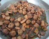Foto del paso 6 de la receta: Calamar con guisantes y albóndigas