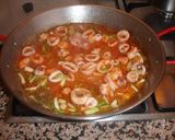 Foto del paso 7 de la receta: Paella de gambones con calamares frescos y ajos tiernos