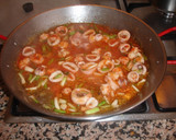Foto del paso 7 de la receta: Paella de gambones con calamares frescos y ajos tiernos