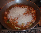 Foto del paso 8 de la receta: Paella de gambones con calamares frescos y ajos tiernos