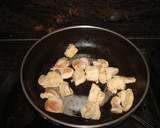 Foto del paso 3 de la receta: Pollo con guisantes salteados con chorizo