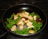 Foto del paso 5 de la receta: Pollo con guisantes salteados con chorizo