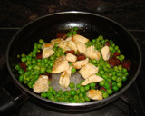 Foto del paso 5 de la receta: Pollo con guisantes salteados con chorizo
