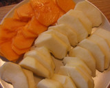 Foto del paso 2 de la receta: Pastel caramelizado de manzanas y caquis