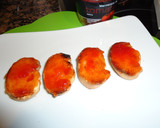 Foto del paso 1 de la receta: Tostas con salmón ahumado en aceite