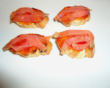 Foto del paso 2 de la receta: Tostas con salmón ahumado en aceite