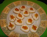 Foto del paso 2 de la receta: Canapés de mousse de queso y mermelada de naranja