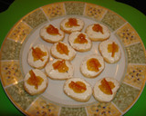 Foto del paso 2 de la receta: Canapés de mousse de queso y mermelada de naranja