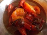 Tortas de camarón con nopales en salsa roja
