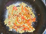 Arvejas salteadas con huevo