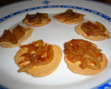 Foto del paso 3 de la receta: Canapés de pulpo a feira sobre cebolla confitada