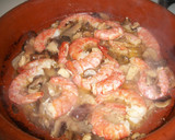 Foto del paso 3 de la receta: Gambas con bacalao y setas al cava