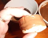 Foto del paso 4 de la receta: Alfajores navideños rellenos de chocolate