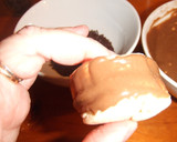 Foto del paso 4 de la receta: Alfajores navideños rellenos de chocolate