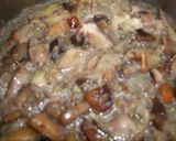 Foto del paso 3 de la receta: Solomillos navideños con setas variadas en salsa