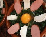 Foto del paso 3 de la receta: Gratinado de espinacas con huevo y salchichas