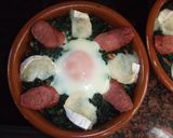 Foto del paso 4 de la receta: Gratinado de espinacas con huevo y salchichas