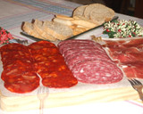 Foto del paso 3 de la receta: Tabla de quesos y embutidos variados