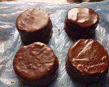 Foto del paso 2 de la receta: Alfajor triple de chocolate con crema de limón