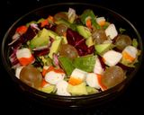 Foto del paso 2 de la receta: Ensalada con aguacate, palitos de mar y uvas
