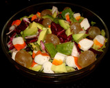 Foto del paso 2 de la receta: Ensalada con aguacate, palitos de mar y uvas