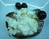 Foto del paso 3 de la receta: Pan con huevo frito y aceitunas