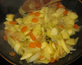 Foto del paso 3 de la receta: Salchichas frescas con manzana y cebolla