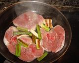 Foto del paso 2 de la receta: Chuletas de pavo con ajos tiernos
