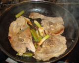 Foto del paso 3 de la receta: Chuletas de pavo con ajos tiernos