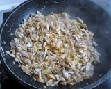 Foto del paso 2 de la receta: Triángulos de pollo, queso champiñón con pasta brick