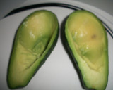 Foto del paso 1 de la receta: Aguacates rellenos de ahumados en aceite de oliva