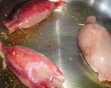 Foto del paso 6 de la receta: Calamares rellenos de ibérico, aceitunas y huevo